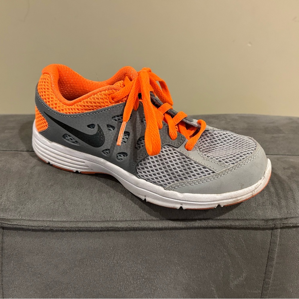 3️⃣ Pairs! Lightly used sneakers